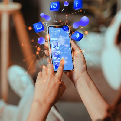 hande-die-smartphone-social-media-konzept-halten copy